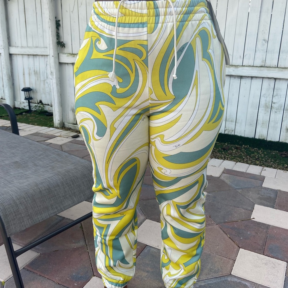 Medium - Picture 3 of 4